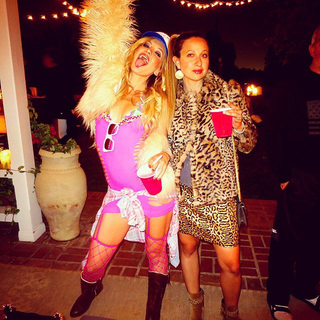 «Καυτό χάος»: Η Κέιτ Χάντσον με ροζ ζαρτιέρες ξεσαλώνει στο πάρτι των γενεθλίων της [εικόνες]  | iefimerida.gr 0