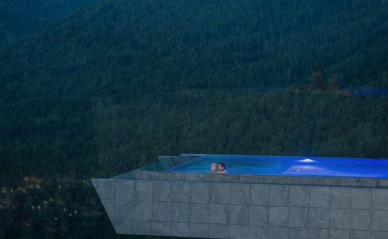 Κόβει την ανάσα: Πισίνα 12 μέτρα από το έδαφος με  γυάλινο πυθμένα [εικόνες & βίντεο] | iefimerida.gr 3