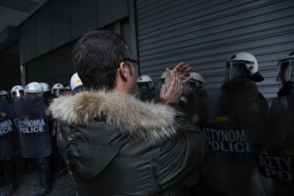 Πήγαν να δουν τον Χουλιαράκη και τους υποδέχθηκαν τα ΜΑΤ [εικόνες] | iefimerida.gr 4