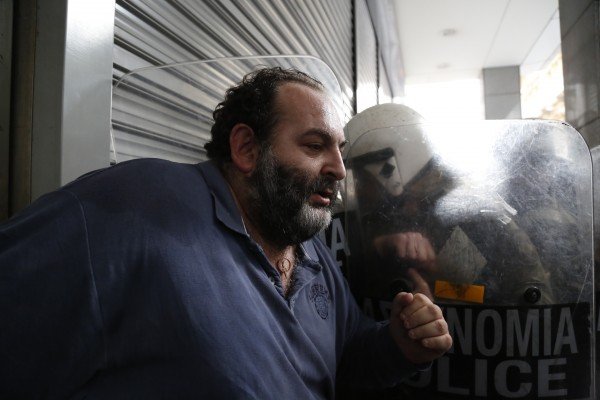 Πήγαν να δουν τον Χουλιαράκη και τους υποδέχθηκαν τα ΜΑΤ [εικόνες] | iefimerida.gr 5