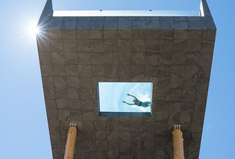 Κόβει την ανάσα: Πισίνα 12 μέτρα από το έδαφος με  γυάλινο πυθμένα [εικόνες & βίντεο] | iefimerida.gr 1