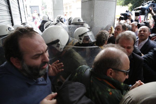 Πήγαν να δουν τον Χουλιαράκη και τους υποδέχθηκαν τα ΜΑΤ [εικόνες] | iefimerida.gr 6