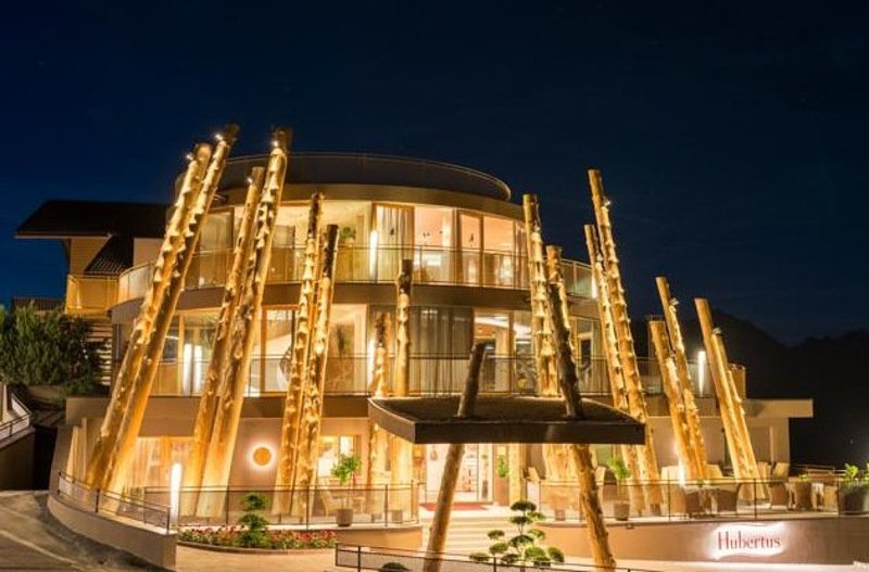 Κόβει την ανάσα: Πισίνα 12 μέτρα από το έδαφος με  γυάλινο πυθμένα [εικόνες & βίντεο] | iefimerida.gr 2