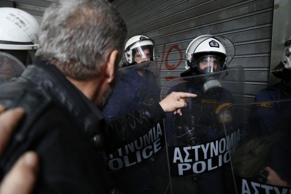 Πήγαν να δουν τον Χουλιαράκη και τους υποδέχθηκαν τα ΜΑΤ [εικόνες] | iefimerida.gr 7