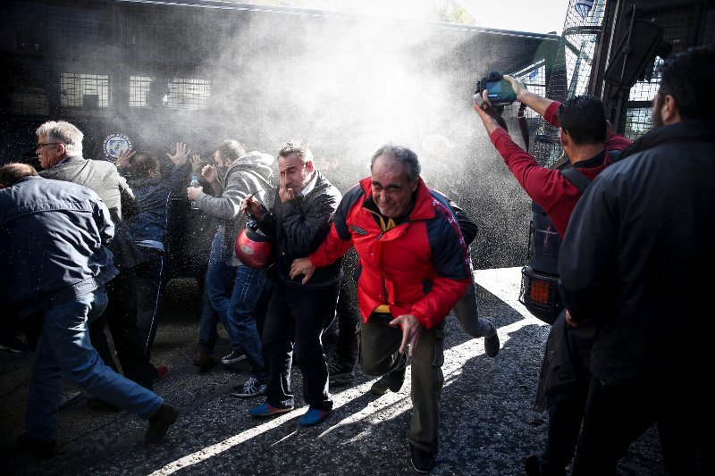 Ξύλο στη Βουλή, χημικά στο Μαξίμου -Το ΠΑΜΕ «έκαψε» το κέντρο της Αθήνας [εικόνες & βίντεο] | iefimerida.gr 0