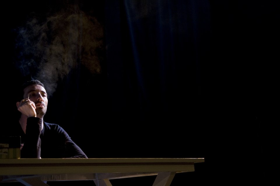 Θέατρο που ξεβολεύει, σκληρό, πολιτικό: Γαλλικό Θέατρο à la Grecque [εικόνες] | iefimerida.gr 4