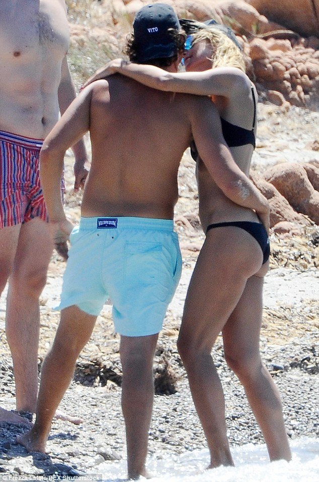 Η άτακτη Χάιντι Κλούμ ερωτοτροπεί σε παραλία [εικόνες]  | iefimerida.gr 3