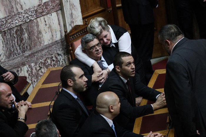 Η αγκαλιά της Ζαρούλια στον Μιχαλολιάκο και η ειρωνική αντίδραση των χρυσαυγιτών στην ψήφο των Μπούκουρα-Αλεξόπουλου [εικόνες] | iefimerida.gr 0