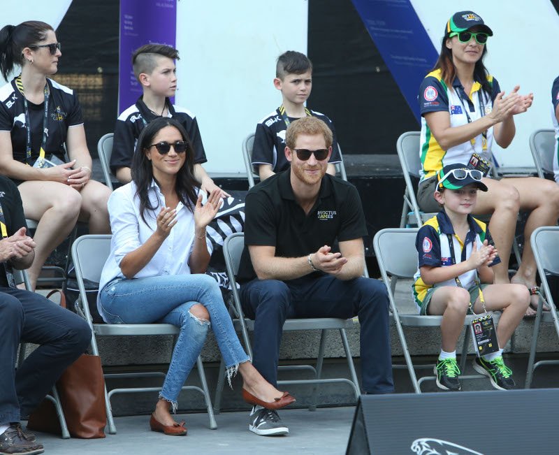 Η βασίλισσα Ελισάβετ γνώρισε επιτέλους τη Μέγκαν Μαρκλ -Συζητούσαν επί μία ώρα στο παλάτι [εικόνες] | iefimerida.gr 2