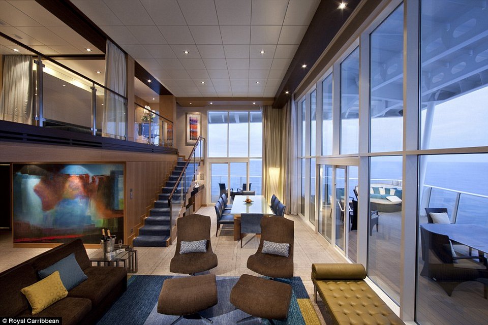 Το μεγαλύτερο κρουαζιερόπλοιο του κόσμου κάνει το παρθενικό του ταξίδι -Πλωτή πολιτεία [εικόνες] | iefimerida.gr 3