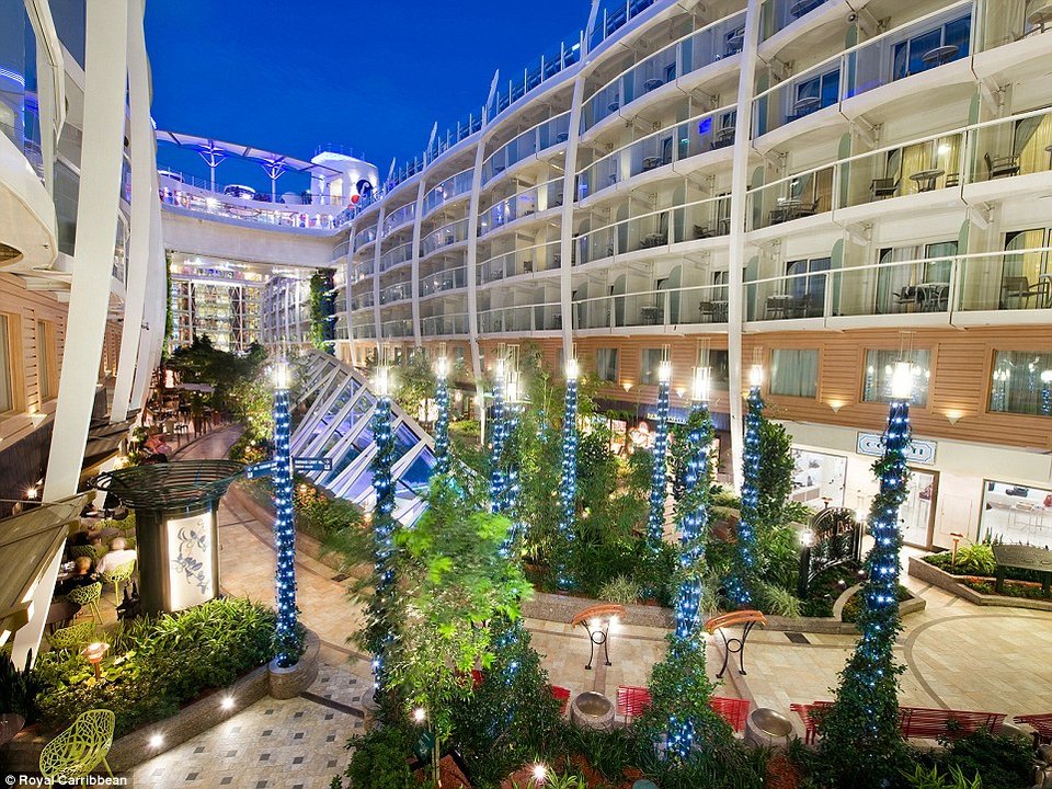 Το μεγαλύτερο κρουαζιερόπλοιο του κόσμου κάνει το παρθενικό του ταξίδι -Πλωτή πολιτεία [εικόνες] | iefimerida.gr 5