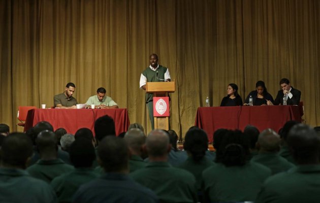 Οταν κρατούμενοι των φυλακών κέρδισαν σε ντιμπέιτ τους φοιτητές του Χάρβαρντ [εικόνες] | iefimerida.gr 1