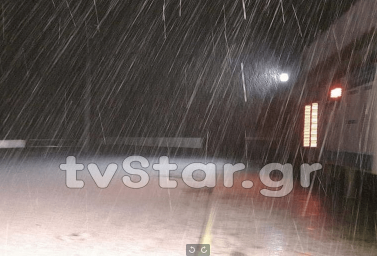 «Ασπρισε» ο Παρνασσός -Χαλάζι κάλυψε τους δρόμους [εικόνες&βίντεο]  | iefimerida.gr 1