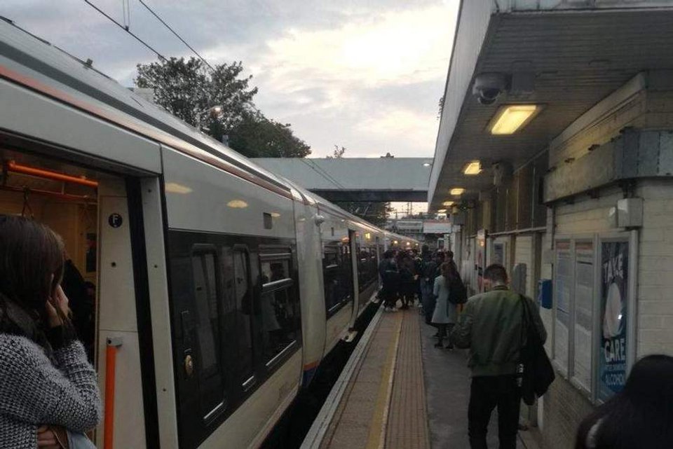 Πανικός στο μετρό του Λονδίνου: Ανδρας σε αμόκ μαχαίρωσε στο στήθος επιβάτη [εικόνα] | iefimerida.gr 0