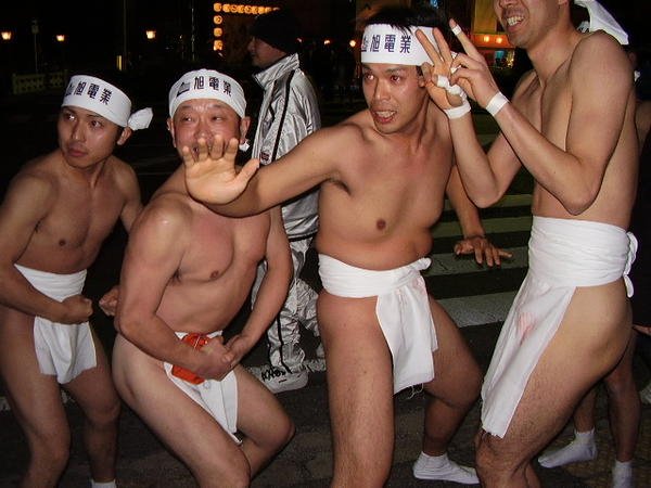 Γυμνοί στους δρόμους τρέχουν οι Γιαπωνέζοι [εικόνες] | iefimerida.gr 7