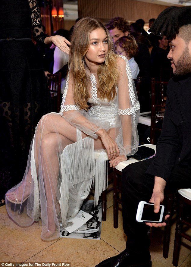 Το απόλυτα διάφανο φόρεμα της Τζίτζι Χαντίντ που έκοψε ανάσες [εικόνες] | iefimerida.gr 2