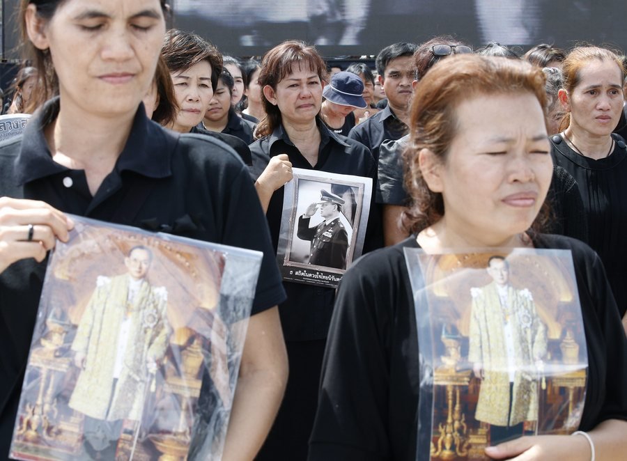 Ταϊλάνδη: 150.000 πολίτες στους δρόμους, ντυμένοι στα μαύρα, θρηνούν τον βασιλιά [εικόνες] | iefimerida.gr 0