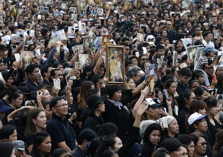 Ταϊλάνδη: 150.000 πολίτες στους δρόμους, ντυμένοι στα μαύρα, θρηνούν τον βασιλιά [εικόνες] | iefimerida.gr 1
