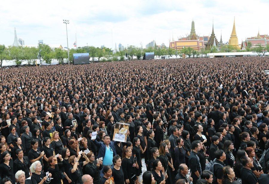 Ταϊλάνδη: 150.000 πολίτες στους δρόμους, ντυμένοι στα μαύρα, θρηνούν τον βασιλιά [εικόνες] | iefimerida.gr 3