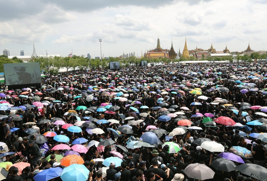 Ταϊλάνδη: 150.000 πολίτες στους δρόμους, ντυμένοι στα μαύρα, θρηνούν τον βασιλιά [εικόνες] | iefimerida.gr 4