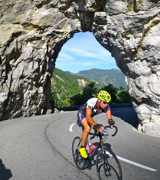 Ο ποδηλάτης με το ένα πόδι που κάνει θαύματα -Εχει ανέβει στα Πυρηναία και τις Αλπεις [εικόνες] | iefimerida.gr 1