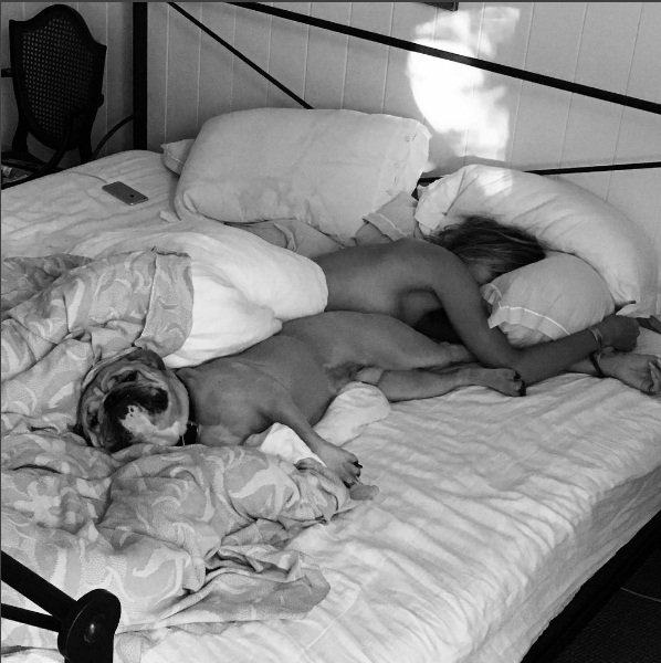 Η Χάιντι Κλουμ γυμνή στο κρεβάτι με το σκύλο της [εικόνα] | iefimerida.gr 0