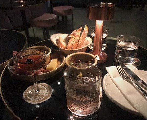 Σ' αυτό το κομμωτήριο θα πιεις το ποτό σου και θα φας και... γκουρμεδιές [εικόνες] | iefimerida.gr 1