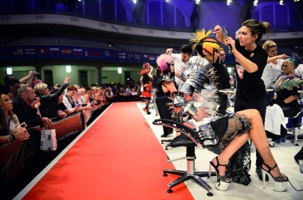 Κι όμως, υπάρχει παγκόσμιο πρωτάθλημα κομμωτικής -Τόνοι λακ, πολύχρωμες τρέσες και οι τάσεις επί κεφαλής [εικόνες]   | iefimerida.gr 3