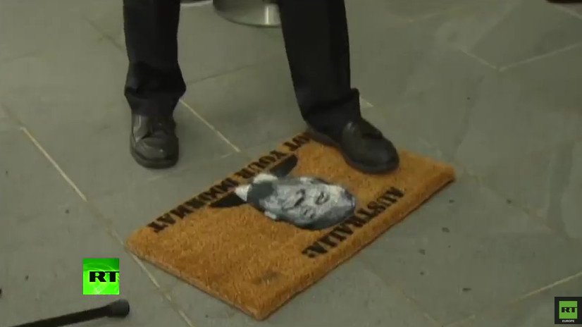 Ελληνοαυστραλός γερουσιαστής σκούπισε τα πόδια του σε χαλάκι με το πρόσωπο του Τραμπ  [βίντεο] | iefimerida.gr 0