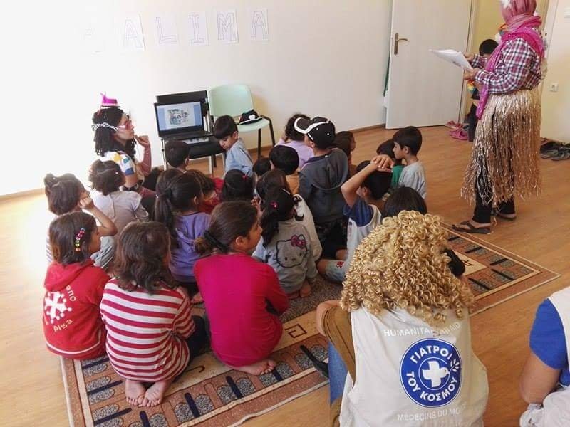 Διαβάζουν τη Χαλιμά σε προσφυγόπουλα -Η συμμετοχή του Γιώργου Μαυρίδη [βίντεο]   | iefimerida.gr 0