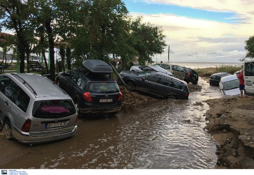Eικόνες Aποκάλυψης στη Χαλκιδική: Πλημμύρισαν σπίτια, βυθίστηκαν αυτοκίνητα [εικόνες & βίντεο] | iefimerida.gr 12