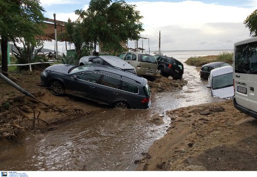Eικόνες Aποκάλυψης στη Χαλκιδική: Πλημμύρισαν σπίτια, βυθίστηκαν αυτοκίνητα [εικόνες & βίντεο] | iefimerida.gr 6
