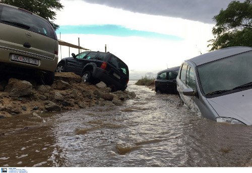 Eικόνες Aποκάλυψης στη Χαλκιδική: Πλημμύρισαν σπίτια, βυθίστηκαν αυτοκίνητα [εικόνες & βίντεο] | iefimerida.gr 8