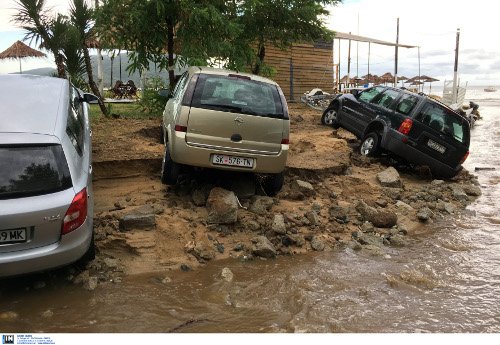 Eικόνες Aποκάλυψης στη Χαλκιδική: Πλημμύρισαν σπίτια, βυθίστηκαν αυτοκίνητα [εικόνες & βίντεο] | iefimerida.gr 9