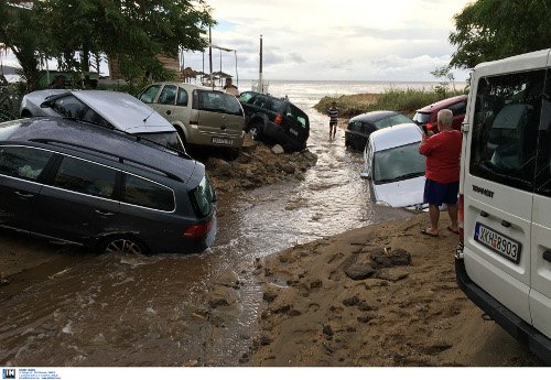 Eικόνες Aποκάλυψης στη Χαλκιδική: Πλημμύρισαν σπίτια, βυθίστηκαν αυτοκίνητα [εικόνες & βίντεο] | iefimerida.gr 10