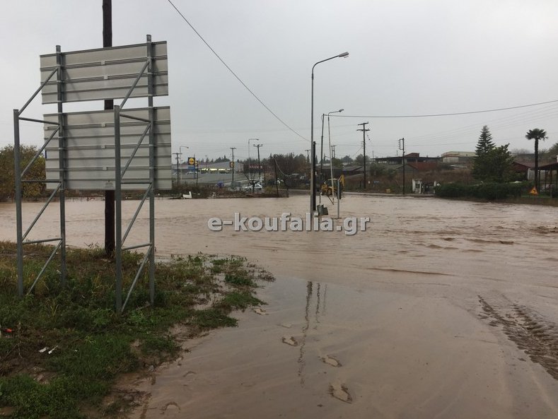 Θεσσαλονίκη: Εκλεισαν δρόμοι και στη Χαλκηδόνα από τη βροχόπτωση -Πλημμύρισαν αυλές [εικόνες & βίντεο] | iefimerida.gr 1