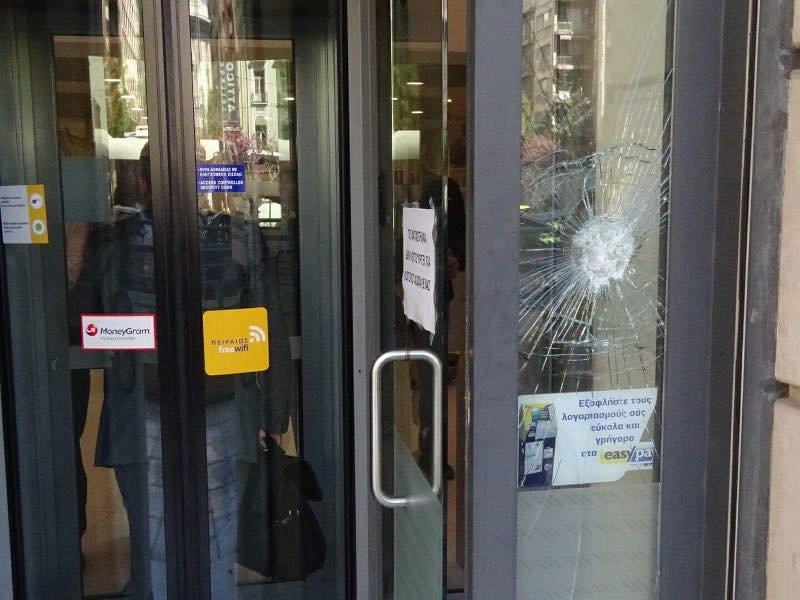 Καταδρομική επίθεση κουκουλοφόρων στη Χαλκοκονδύλη -Εσπασαν ΑΤΜ και βιτρίνες | iefimerida.gr 0