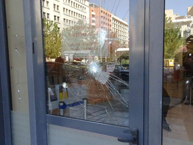 Καταδρομική επίθεση κουκουλοφόρων στη Χαλκοκονδύλη -Εσπασαν ΑΤΜ και βιτρίνες | iefimerida.gr 1