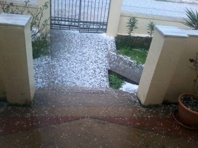 Κρήτη: Στα λευκά η Κίσσαμος από τη χαλαζόπτωση [εικόνες] | iefimerida.gr 0