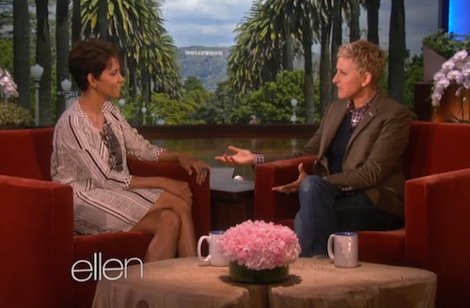 Η Χάλι Μπέρι αναπαριστά στην κάμερα πώς θηλάζει ο γιος της [εικόνες & βίντεο] | iefimerida.gr 0