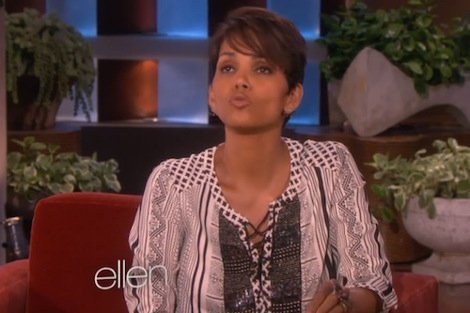 Η Χάλι Μπέρι αναπαριστά στην κάμερα πώς θηλάζει ο γιος της [εικόνες & βίντεο] | iefimerida.gr 1