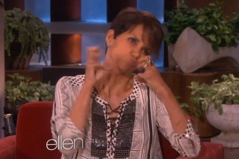 Η Χάλι Μπέρι αναπαριστά στην κάμερα πώς θηλάζει ο γιος της [εικόνες & βίντεο] | iefimerida.gr 2