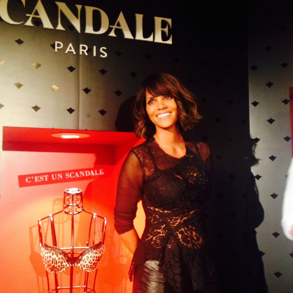 Γιατί ξαφνικά η Χάλι Μπέρι θέλει να μάθουμε τα πάντα -αλλά τα πάντα- για τη σχέση της με τα σουτιέν της [εικόνες] | iefimerida.gr 2