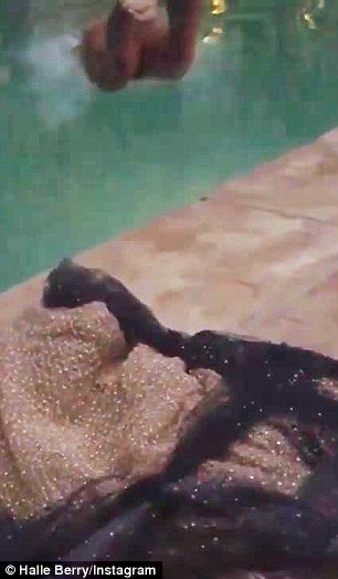 Η Χάλι Μπέρι... ξεφορτώνεται το φόρεμά της για τα Οσκαρ και βουτά γυμνή στην πισίνα [βίντεο] | iefimerida.gr 1