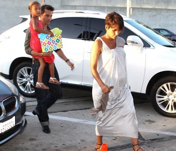 Halle Berry, εξαντλημένη έγκυος στα 47 της -Εμφανίστηκε πιο κουρασμένη από ποτέ [εικόνα] | iefimerida.gr 0