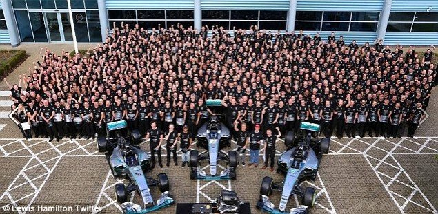 Formula 1: Γιορτή στην Mercedes για την κατάκτηση του τίτλου [εικόνες] | iefimerida.gr 0