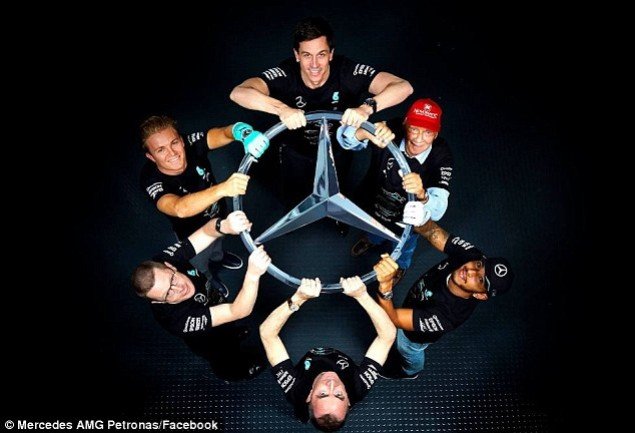 Formula 1: Γιορτή στην Mercedes για την κατάκτηση του τίτλου [εικόνες] | iefimerida.gr 1