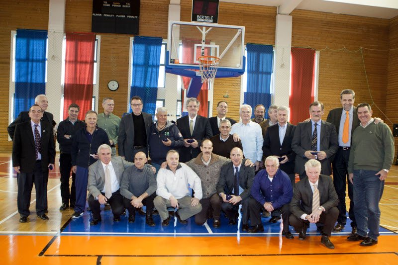 Παλαίμαχοι καλαθοσφαιριστές ποζάρουν στα εγκαίνια του Μουσείου Μπάσκετ