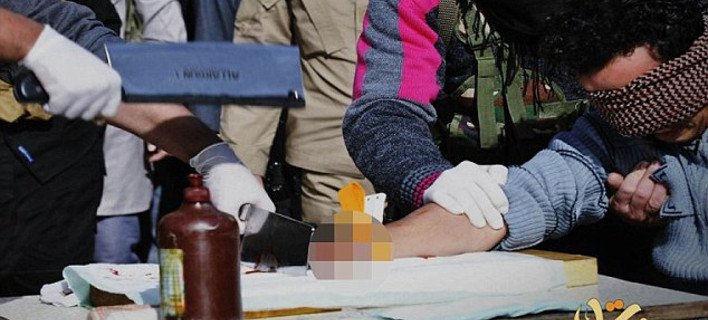 Η «δικαιοσύνη» του ISIS: Κόβουν το χέρι ενός κλέφτη – Μαστιγώνουν έναν άνδρα που έβλεπε πορνό [εικόνες] | iefimerida.gr 2