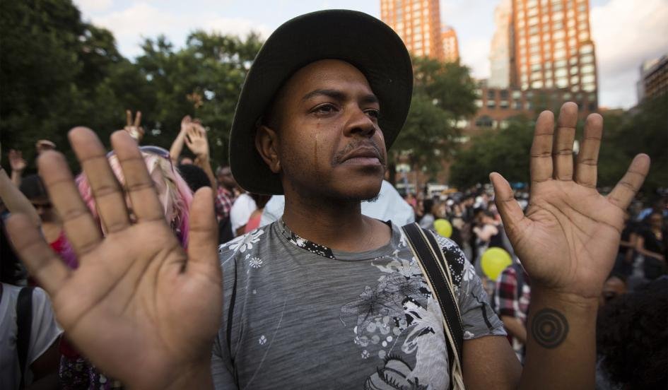 H μορφή διαμαρτυρίας που σαρώνει τις ΗΠΑ -Τι κάνουν οι Αμερικάνοι από πόλη σε πόλη στη μέση του δρόμου [εικόνες] | iefimerida.gr 2